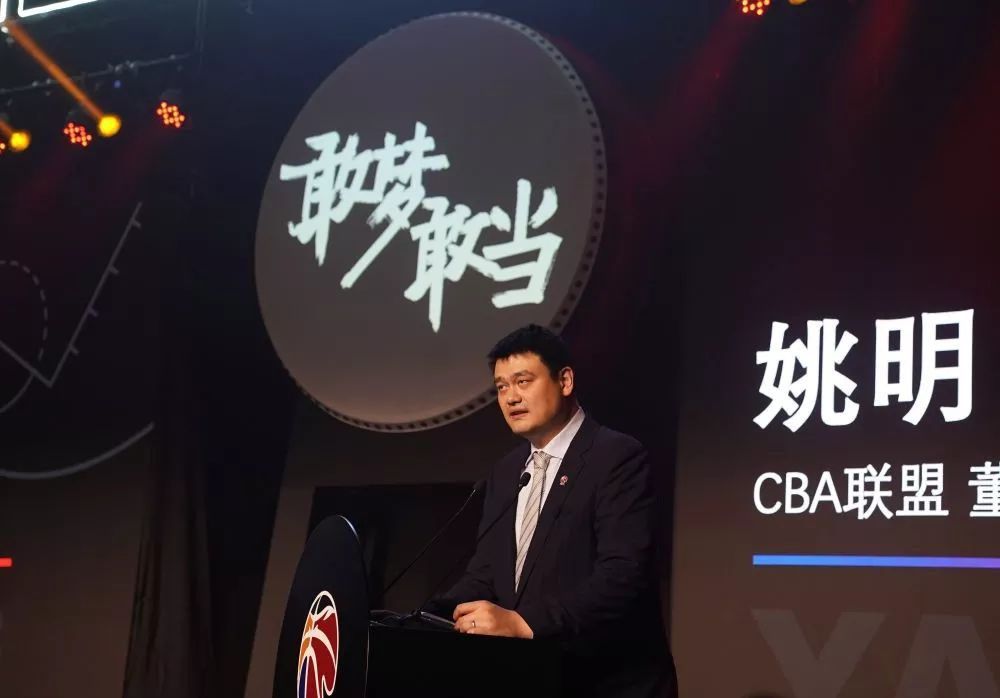 据邮报记者ChrisWheeler报道称，曼联愿意为瓦拉内提供降薪续约合同。
